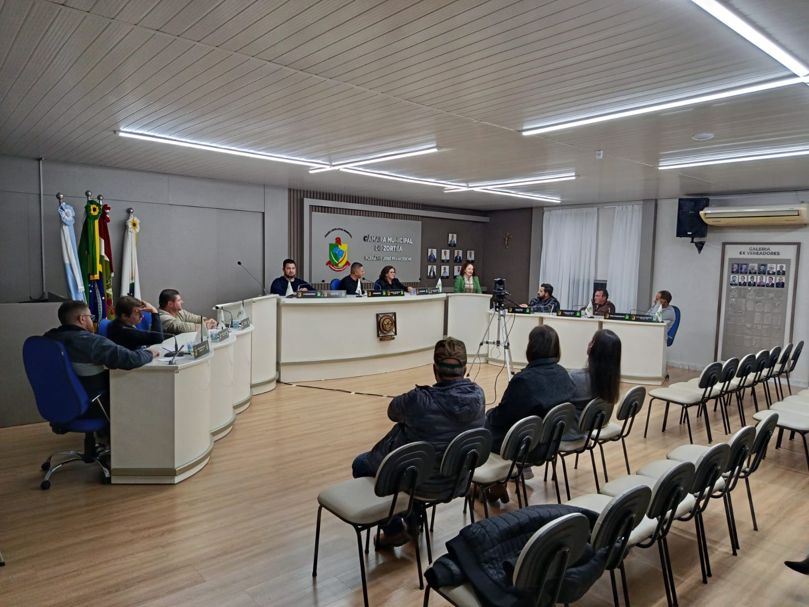 A Câmara de Vereadores de Zortéa realizou, na noite desta segunda-feira (11 de maio de 2026), mais uma Sessão Ordinária no plenário da Casa Legislativa.