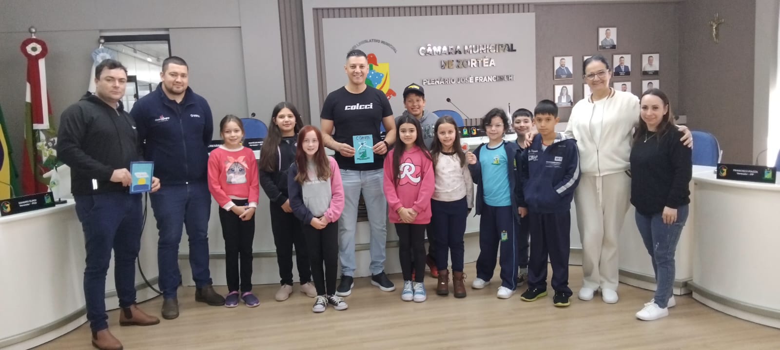 Alunos da Escola Horizonte Núcleo I visitam a Câmara de Vereadores e entregam convite para a festa de 26 anos do educandário