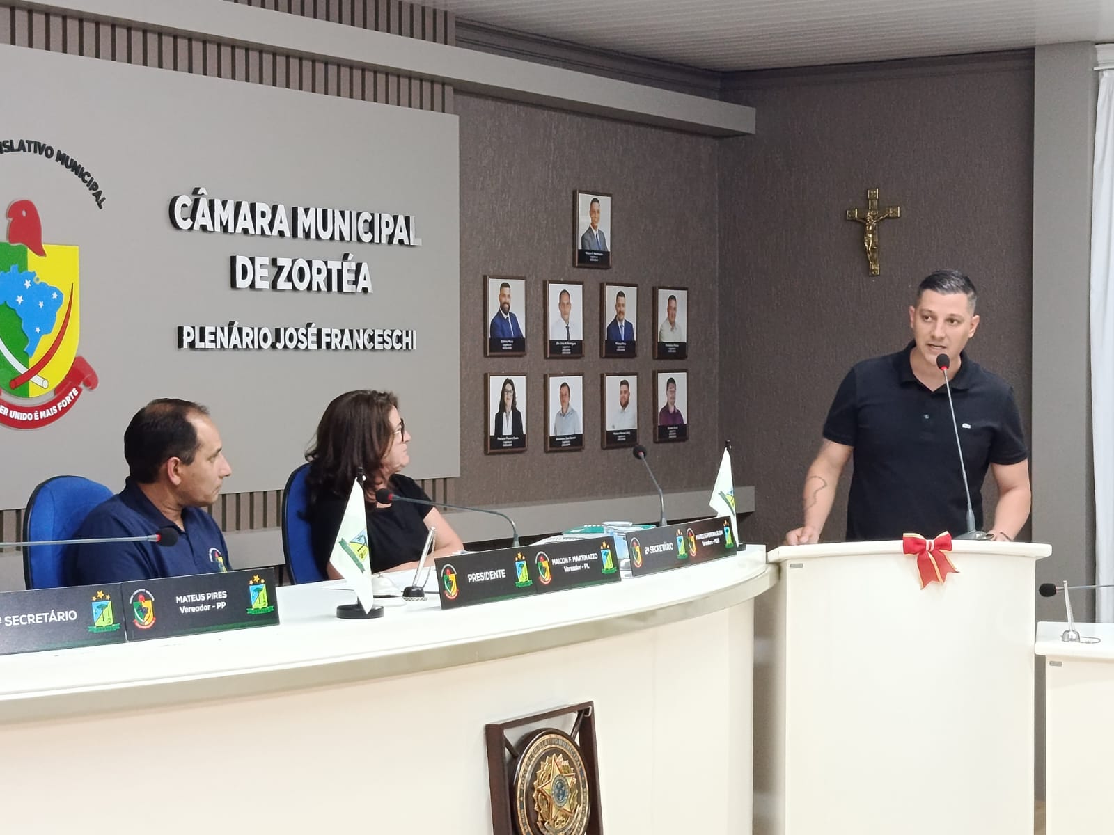 O vereador e presidente do Legislativo de Zortéa, Maicon Martinazzo, apresentou um pedido de informação e uma indicação durante a sessão realizada na noite de segunda-feira, 17 de outubro de 2025.